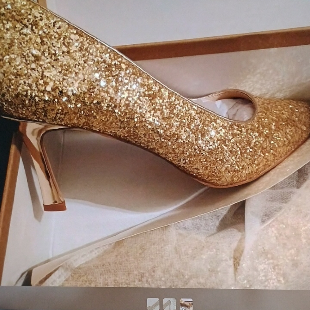 Elegant Gold Glitter Pumps - Picture 2 of 2